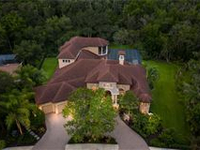 IMPECCABLE INDOOR-OUTDOOR LIVING