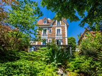 A PEACEFUL TWENTIETH CENTURY FAMILY HOME